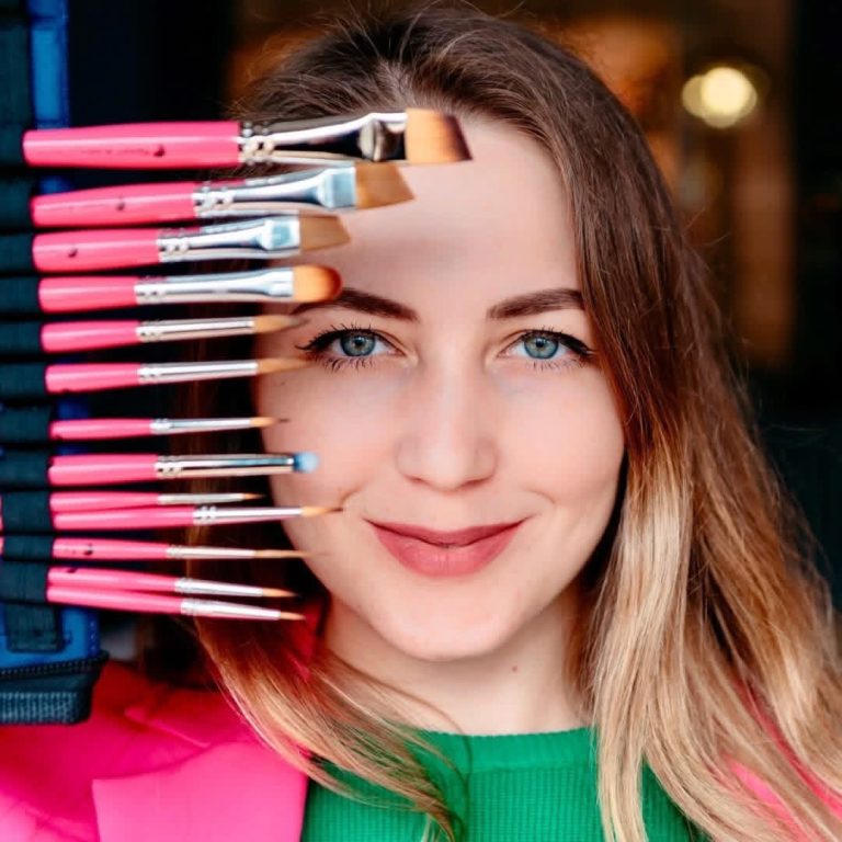 Anna Popova : l’art au bout du pinceau